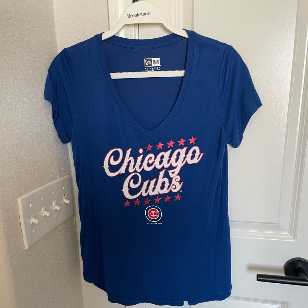 Chicago cubs tshirt. Size small.